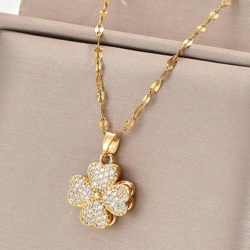 Elegant Gold Flower Pendant Necklace - Picture 2 of 6